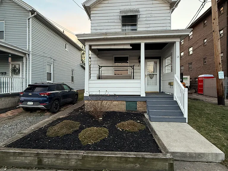 210 5th St — Photo 1