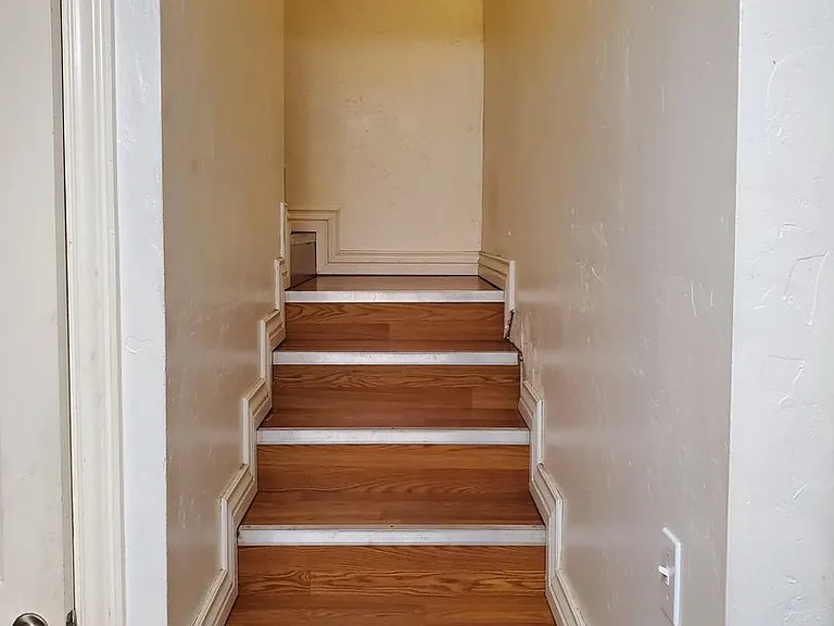 225 E Edwards St — Photo 2
