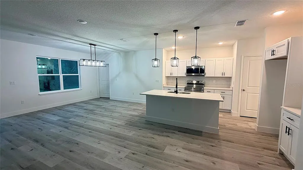 4 bed, 2.0 bath, 1851 sqft, $2,500 — Photo 2
