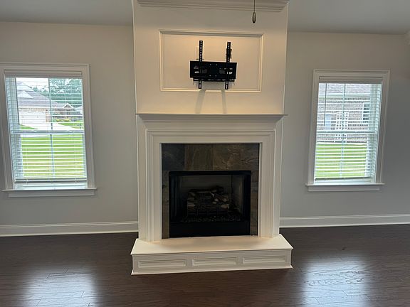 Living Room
Gas Fireplace