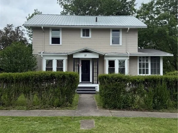 37 Peacock St, Auburn, NY 13021