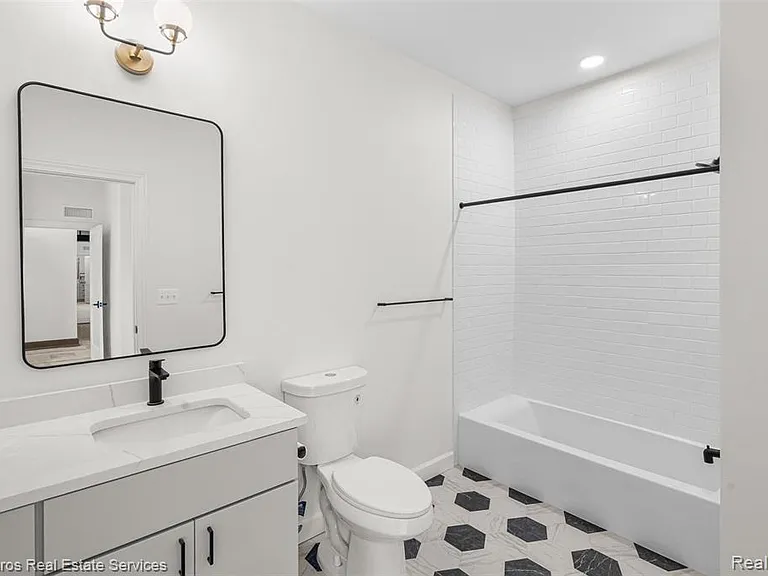 389 Saint Clair St #305 — Photo 10