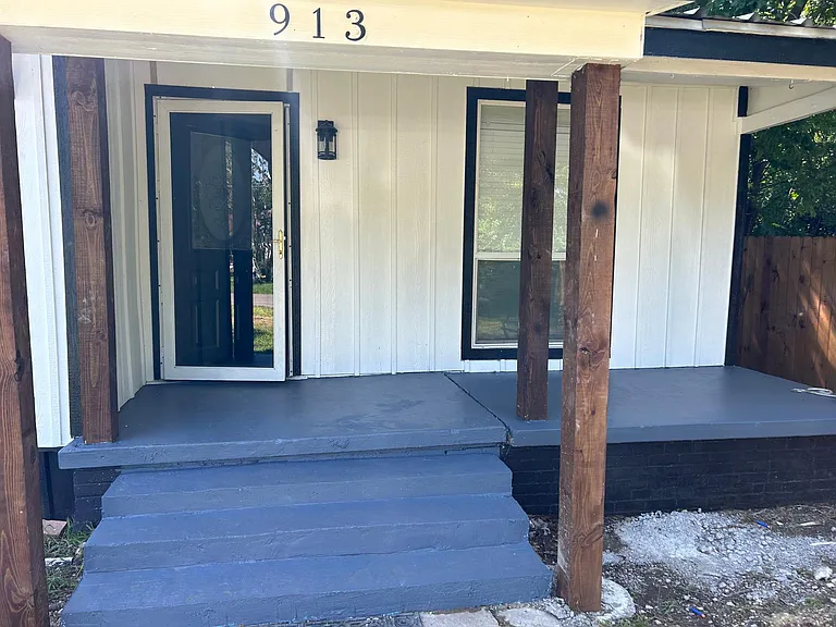 913 Longino St — Photo 2