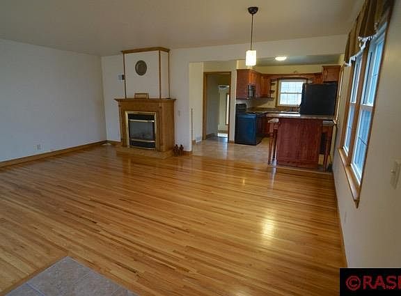 5th image of 327 Blue Earth St