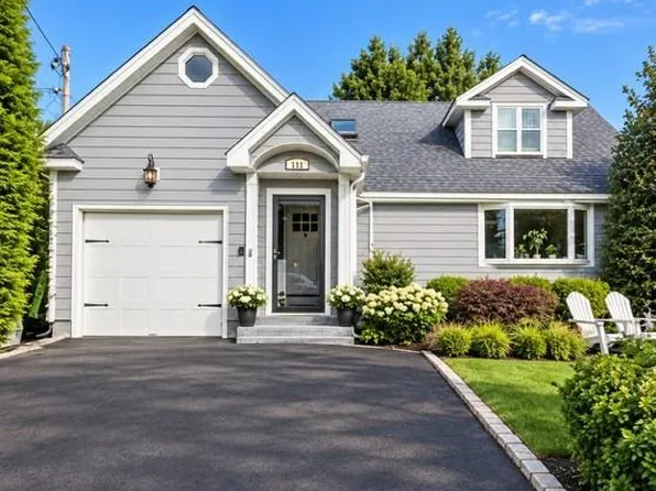 149 S Penataquit Avenue, Bay Shore, NY 11706