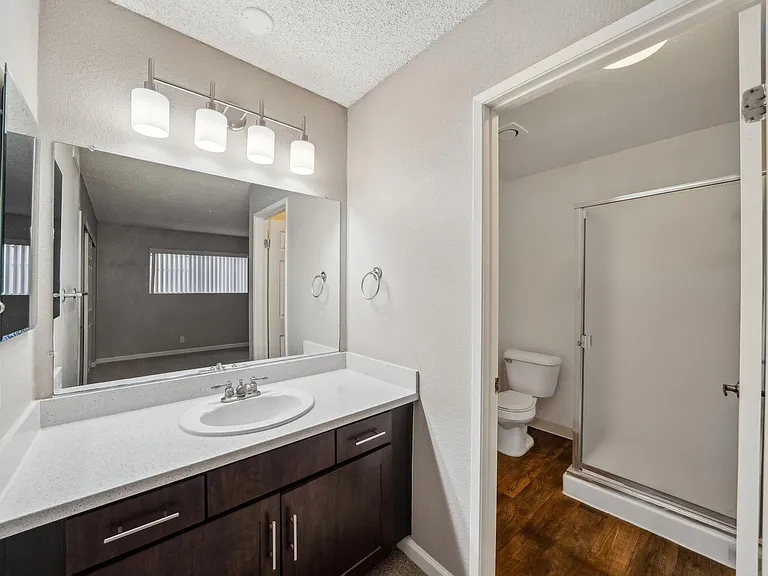 La Valencia Apartment Homes — Photo 7