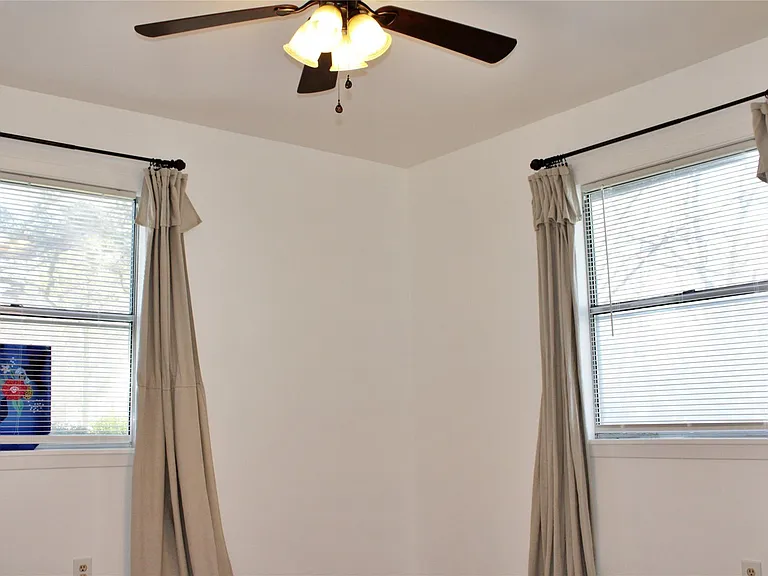 218 Smith St — Photo 17