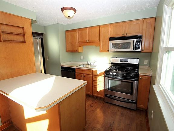 3rd image of 29 Tallwood Dr