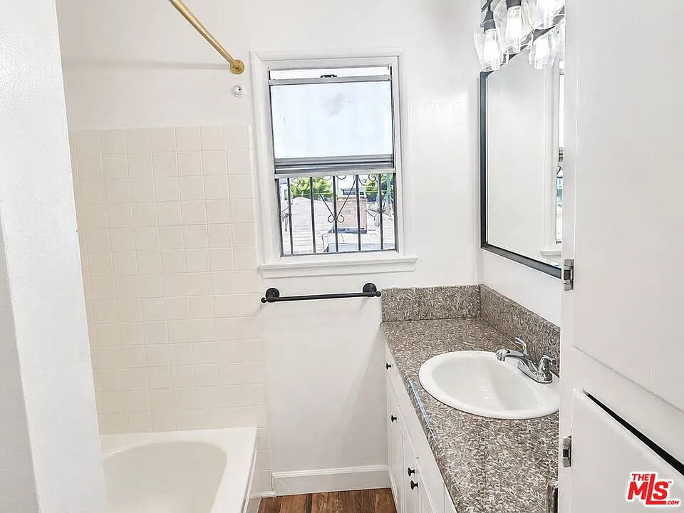 1 bed, 1.0 bath, 550 sqft, $1,800 — Photo 3