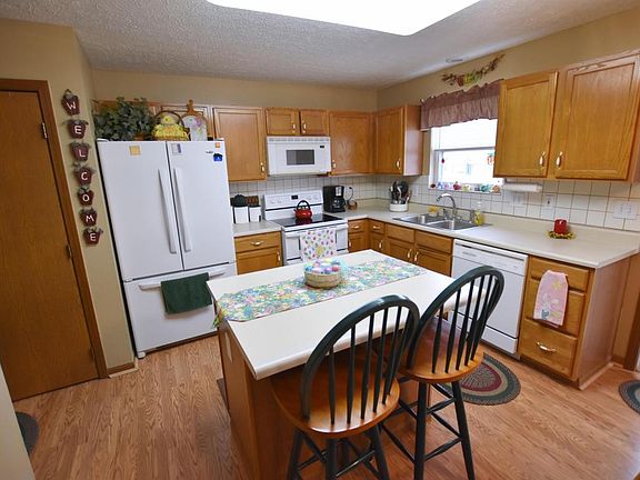 5th image of 594 Quail Hollow Dr N