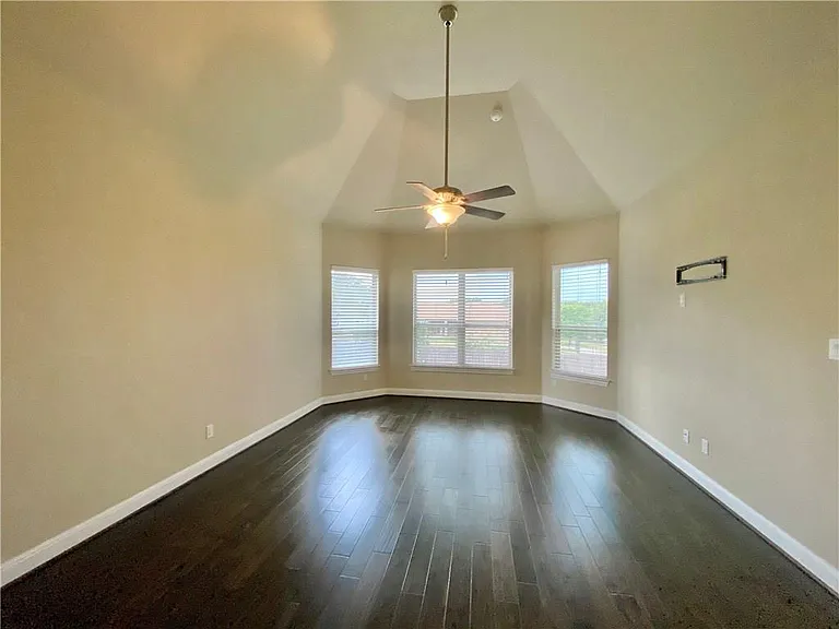 821 Richardson Ln — Photo 13