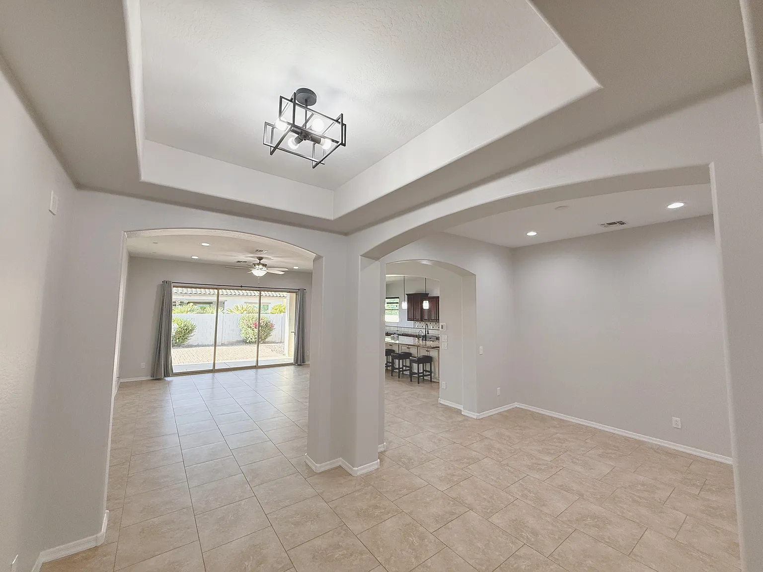 4 bed, 2.5 bath, 2528 sqft, $3,000 — Photo 3