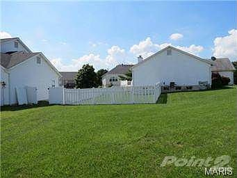 A picture of the large side yard.  Great for games!!1