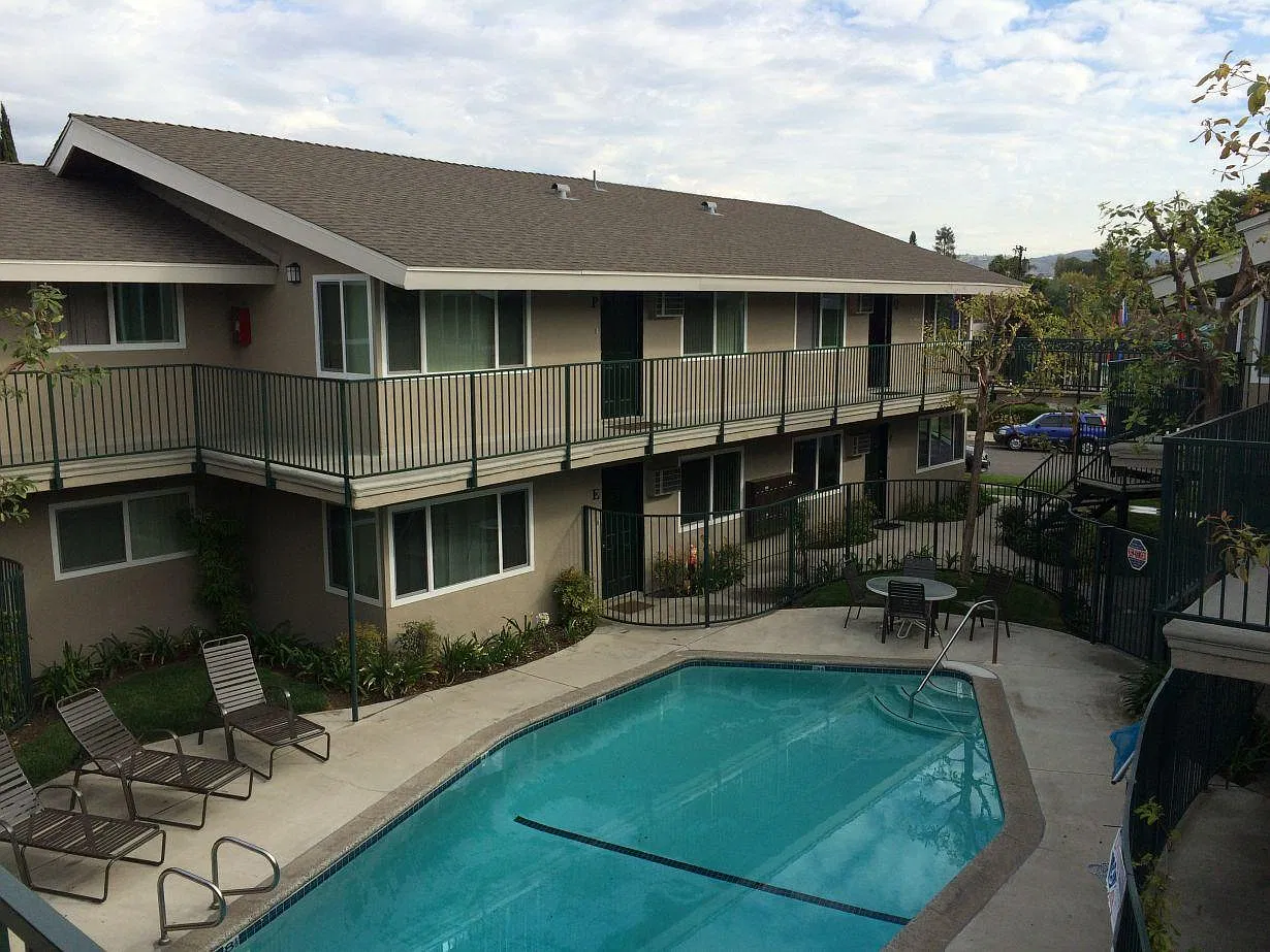 2 bed, 850 sqft, $2,555 — Photo 3