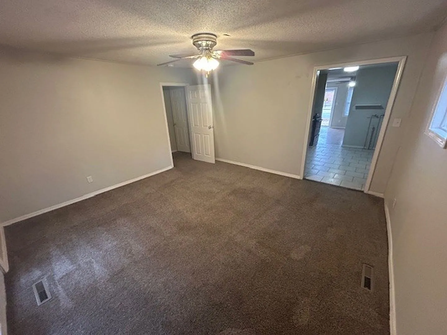 1024 S Edgemoor - 3 Bedroom, 1 Bathroom Home with 1 Car Garage - $995 — Photo 4