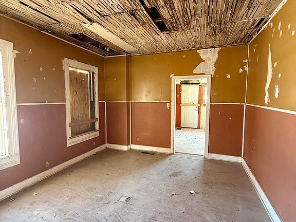 5th image of 256 Selden St