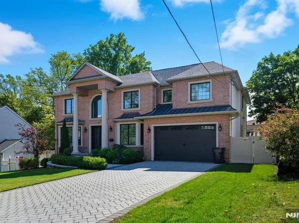 146 Stuart St, Paramus, NJ 07652