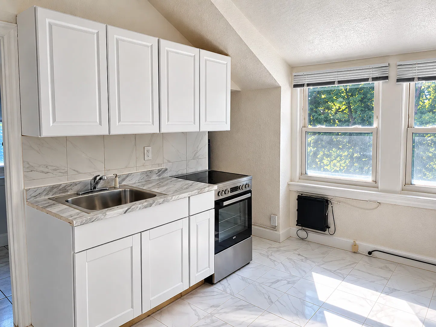 Spacious Third-Floor Studio Across from Northwood Park — Photo 2