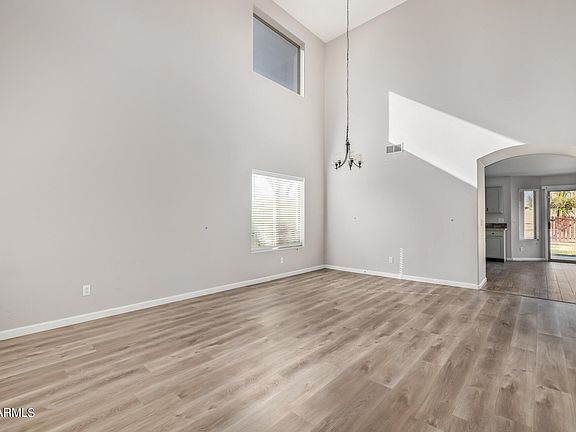 4th image of 86 W GLEN Court
