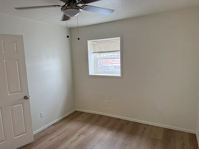 220 SW 3rd St #5 — Photo 4