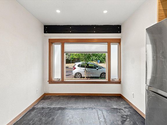 3rd image of 5922 N Albina Ave APT 1