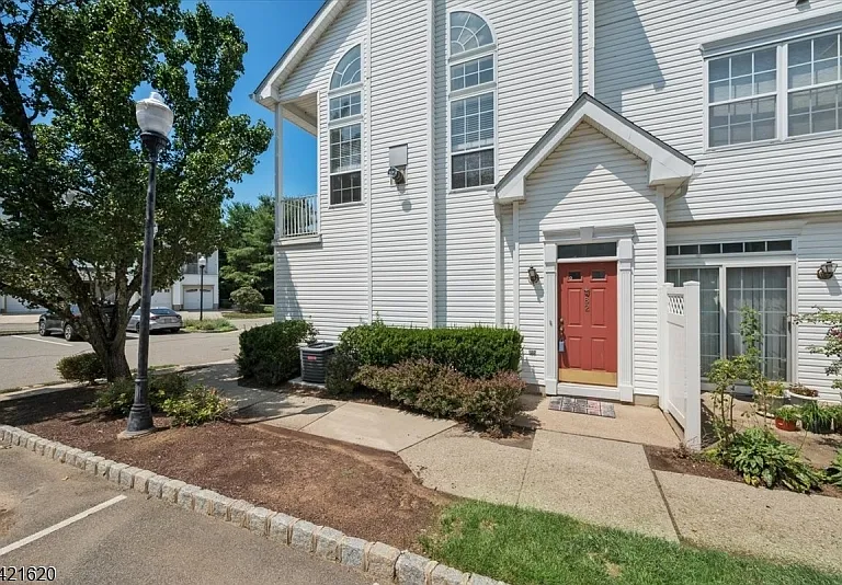82 Hancock Dr — Photo 4
