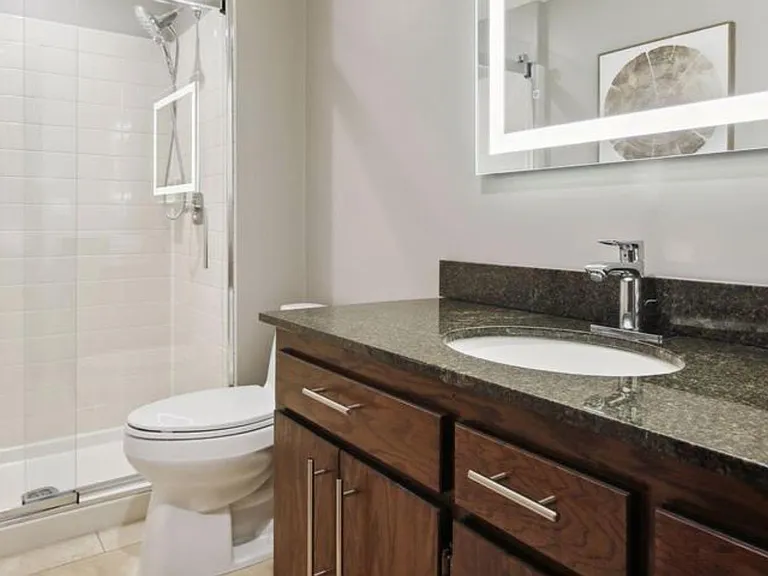 Full bathroom with 3-light mirror