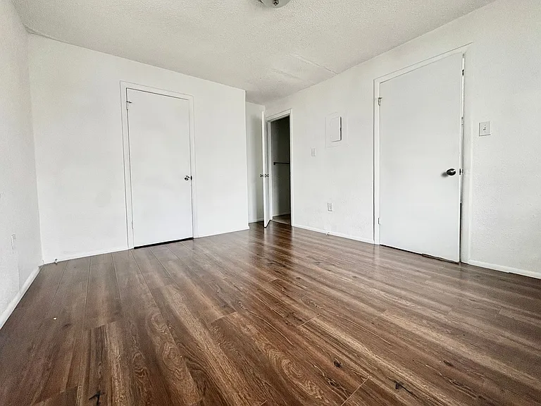 513 E 700 S — Photo 11