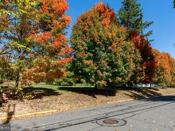 72 Hart Ave, Hopewell, NJ 08525