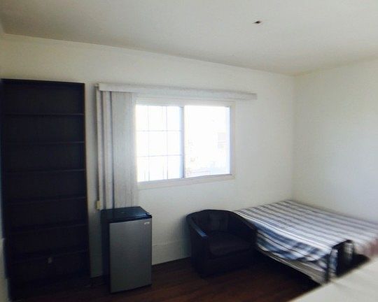 4th image of 1240 S Manhattan Pl