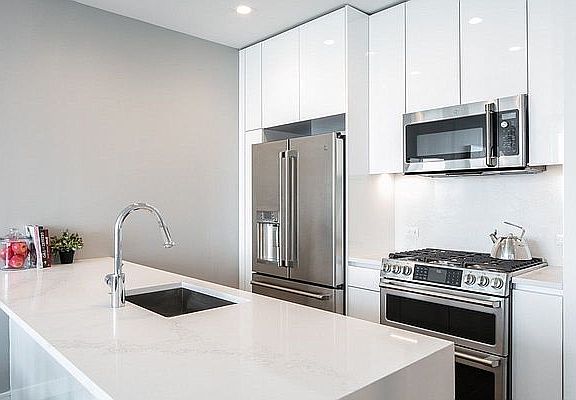 3rd image of 320 W 39th St #1629