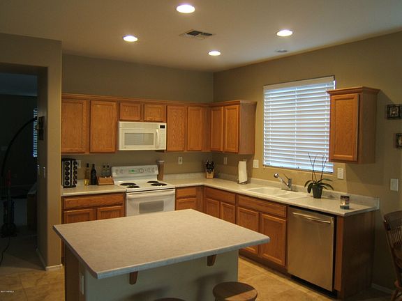3rd image of 2532 W Warren Dr