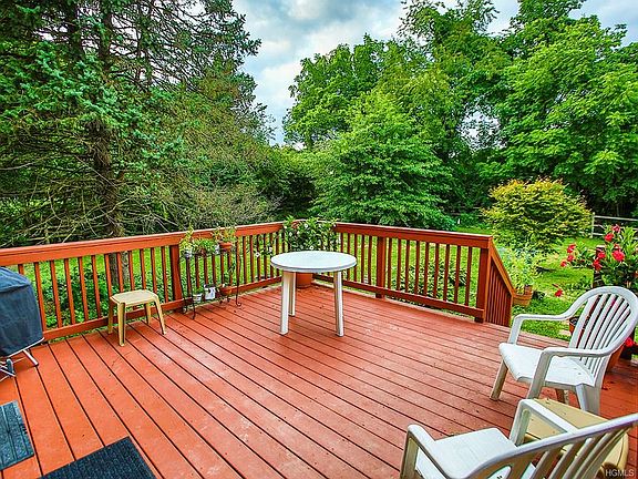 5th image of 2 Little Brook Ct