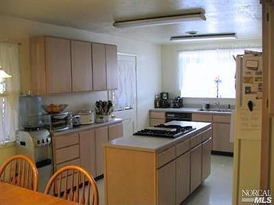 Bright Kitchen w/island