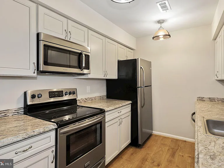 1601 Carriage House Ter #1601-E — Photo 9