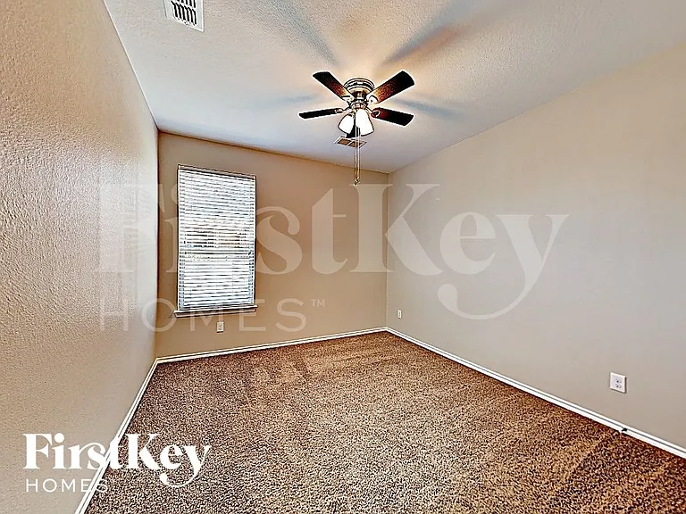 1724 Henderson Dr — Photo 12