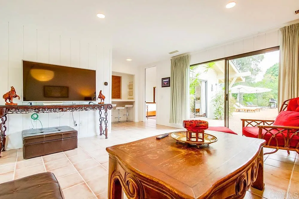 1 bed, 1.0 bath, 600 sqft, $8,250 — Photo 2