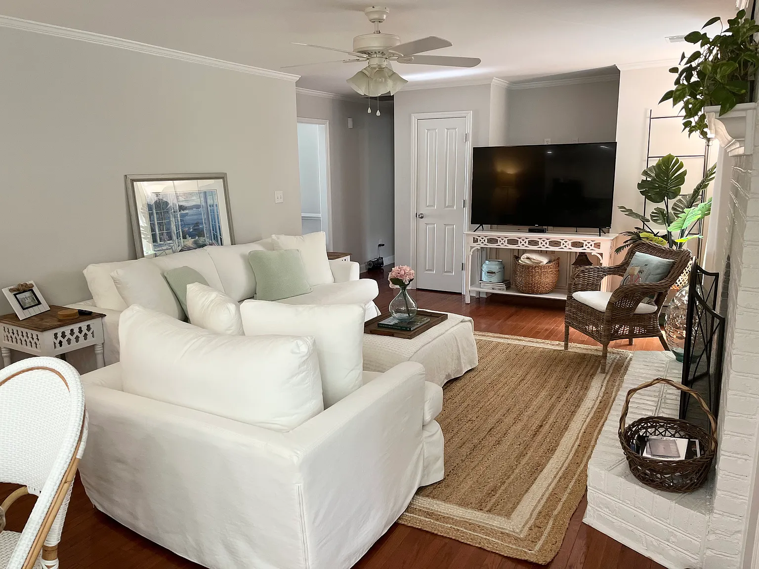 989 Cottingham Dr — Photo 2