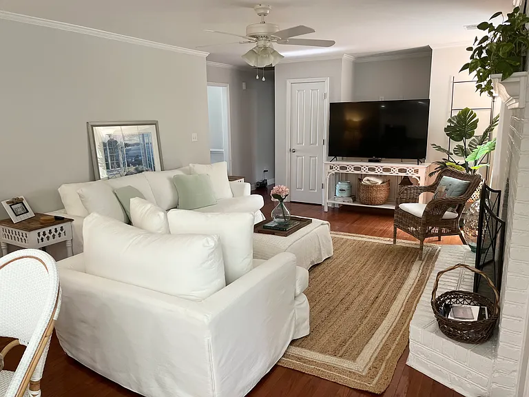 989 Cottingham Dr — Photo 2