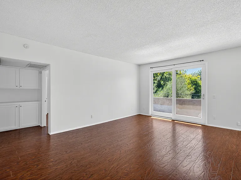 Woodman Ave Apartments — Photo 79