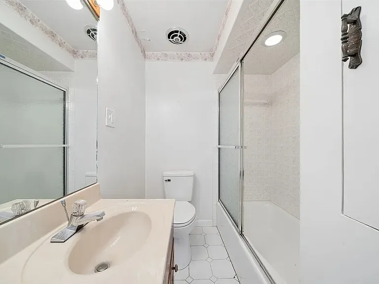 9109 Pine St — Photo 1