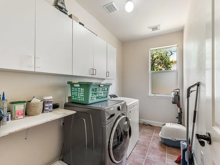 1107 Hollybrook Cv — Photo 33