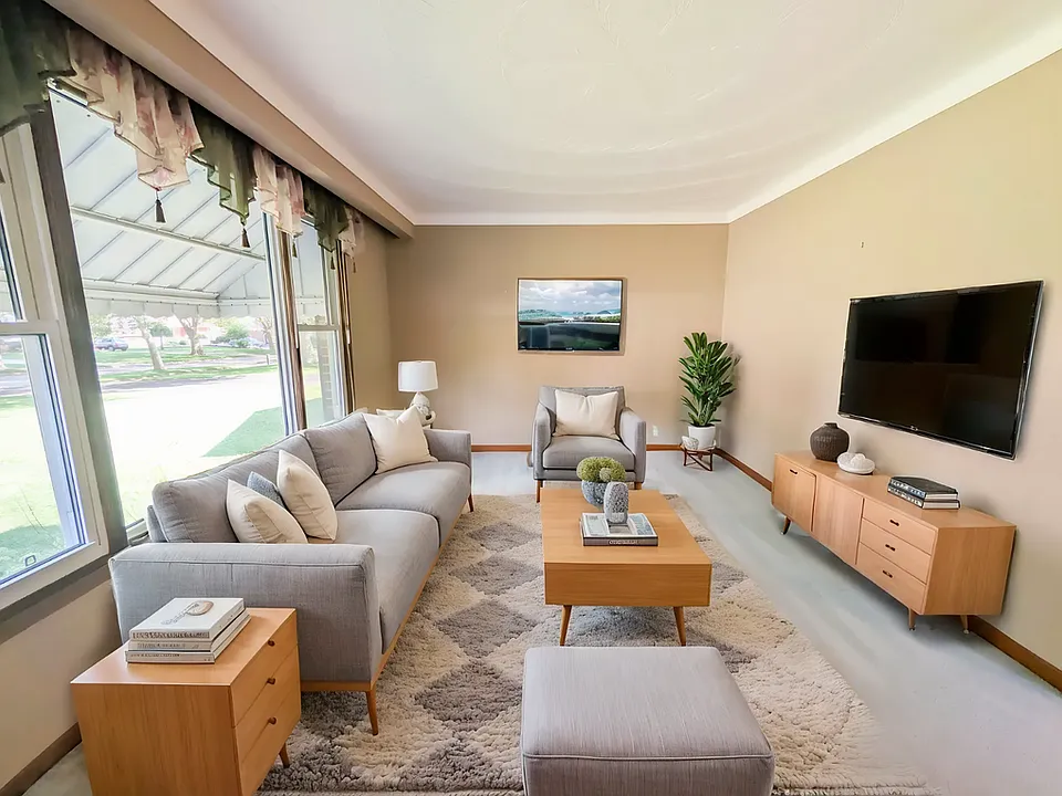5777 Sunnylea Cres