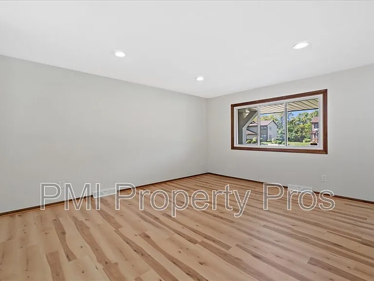 8148 S 88th St — Photo 5