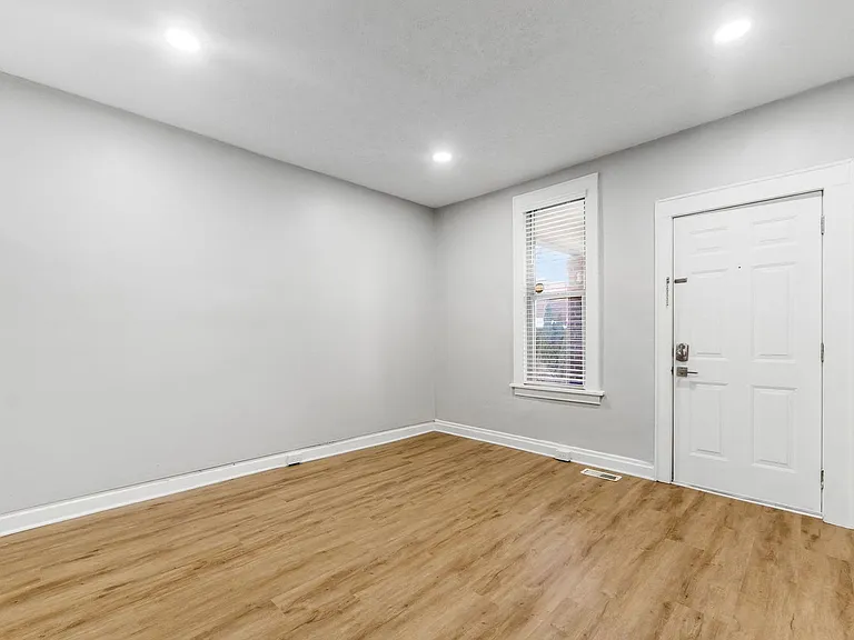 415 Mithoff St — Photo 11
