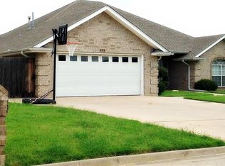 912 Wheeler Creek Dr, Gainesville, TX 76240