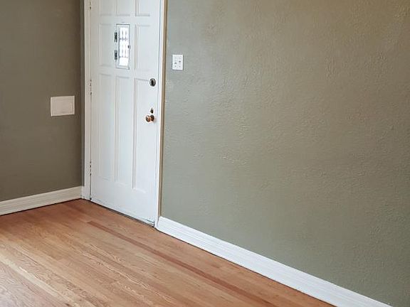 Front Entry Door/Live area