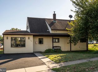 29 Hawthorne Ln, Levittown, PA