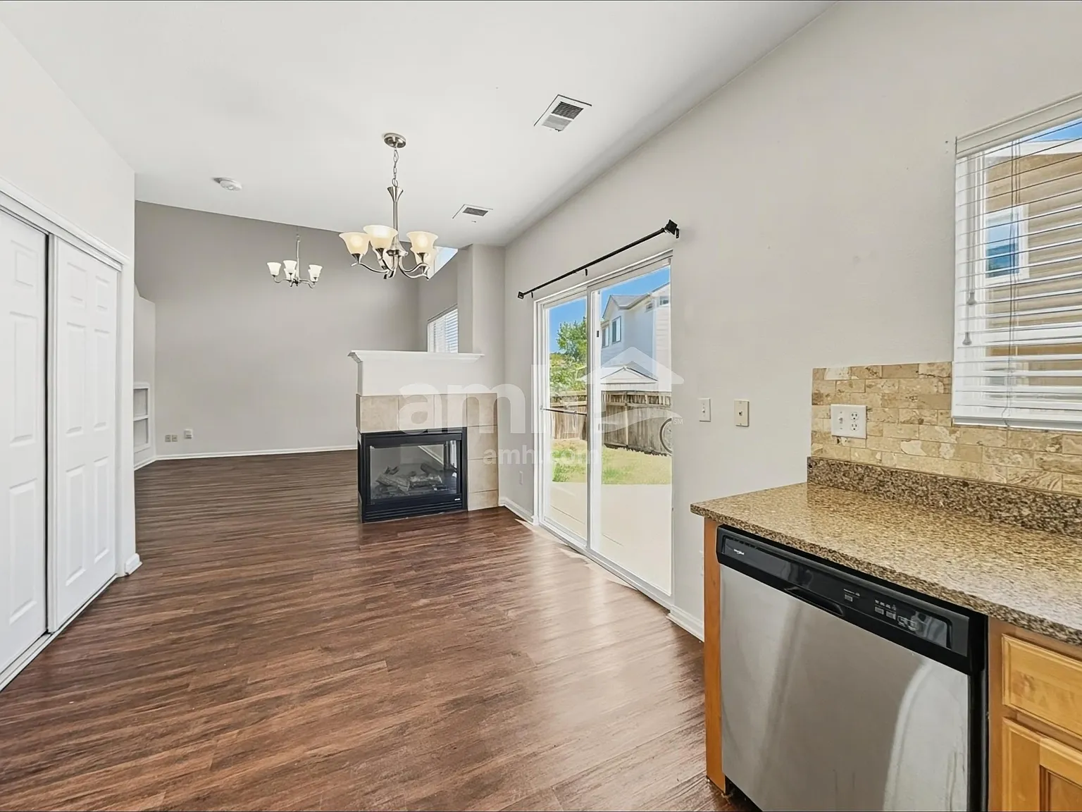 3 bed, 2.5 bath, 1421 sqft, $2,615 — Photo 4