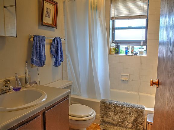5th image of 4166 Lindell Blvd APT 4B